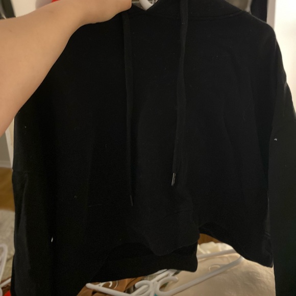 Cropped black hoodie - Picture 2 of 3